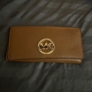 Hold 14 card 3 slots for money